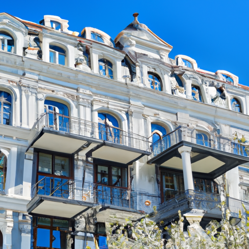 החזית האלגנטית של מלון יוקרה פופולרי במרכז ההיסטורי של טביליסי